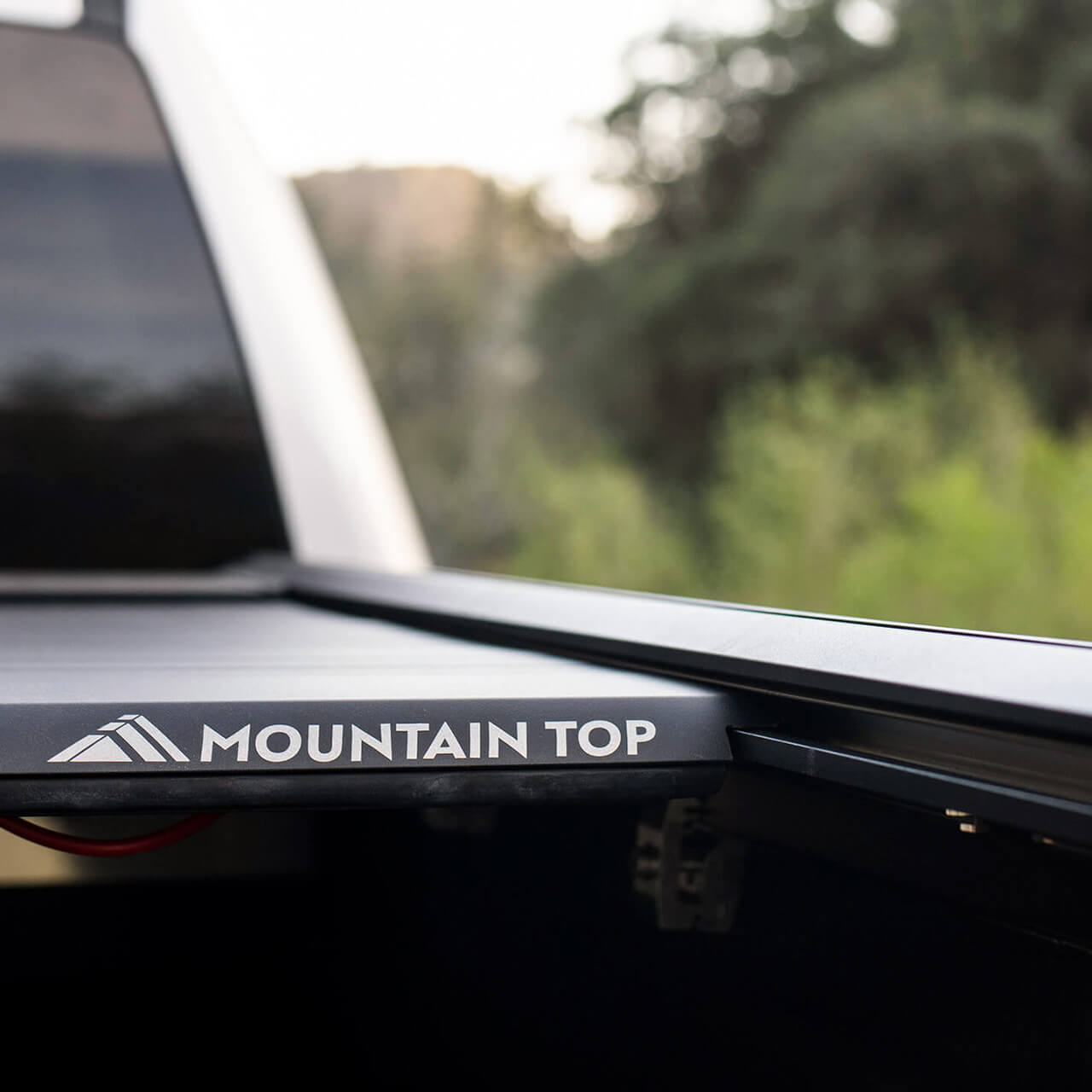 A Mountain Top retractable rolling truck bed cover in detailed view